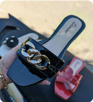 36 Sandalias negras con doradas (FiCher o Saira)