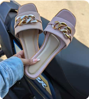 Sandalia beige con adorno de color oro (FiCher o Saira)