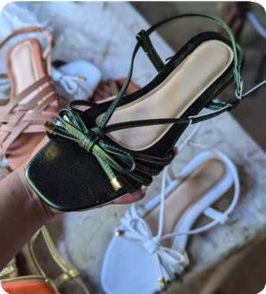 Sandalia negra con hebilla (FiCherS01)