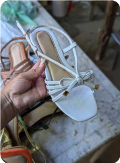 Sandalia negra con hebilla (FiCherS01)