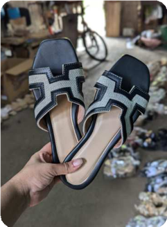 55 Sandalia plana negra con plateado (FiCher03)